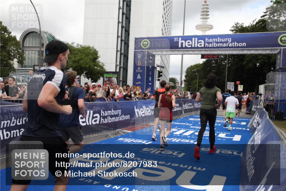 29.06.2025 - hella hamburg halbmarathon Michael Strokosch http://msf.ph/oto/8207983 29.06.2025 10:45:40 Ziel 2138, 2415, 5623, 6071, 6831, 8374, 8668, 11291, 11495, 12154, 14062, 14764, 15666, 17674, 18862, 18878 meine-sportfotos.de