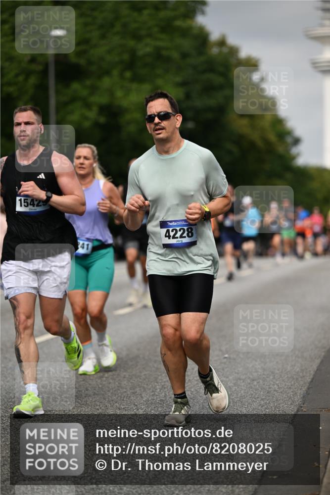 29.06.2025 - hella hamburg halbmarathon Dr. Thomas Lammeyer http://msf.ph/oto/8208025 29.06.2025 10:12:12 Kennedybrücke 1079, 1173, 1427, 2032, 2309, 3328, 3922, 4228, 4864, 5347, 6100, 7019, 7476, 9071, 9338 meine-sportfotos.de