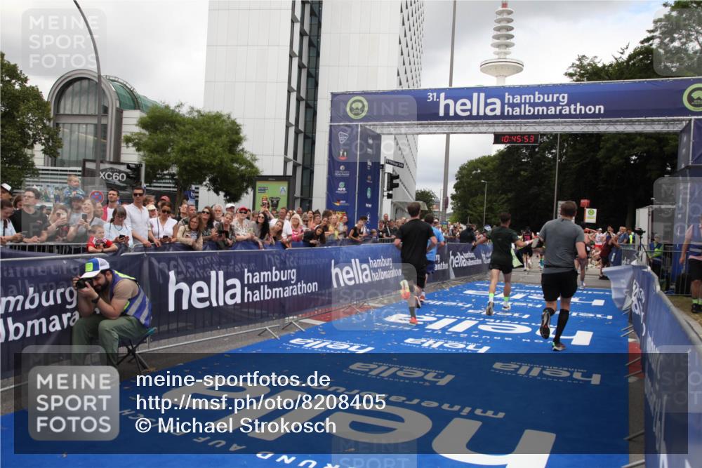 29.06.2025 - hella hamburg halbmarathon Michael Strokosch http://msf.ph/oto/8208405 29.06.2025 10:45:51 Ziel 4345, 4854, 5047, 6290, 7385, 13975, 14374, 16617, 16624, 17332, 17835 meine-sportfotos.de