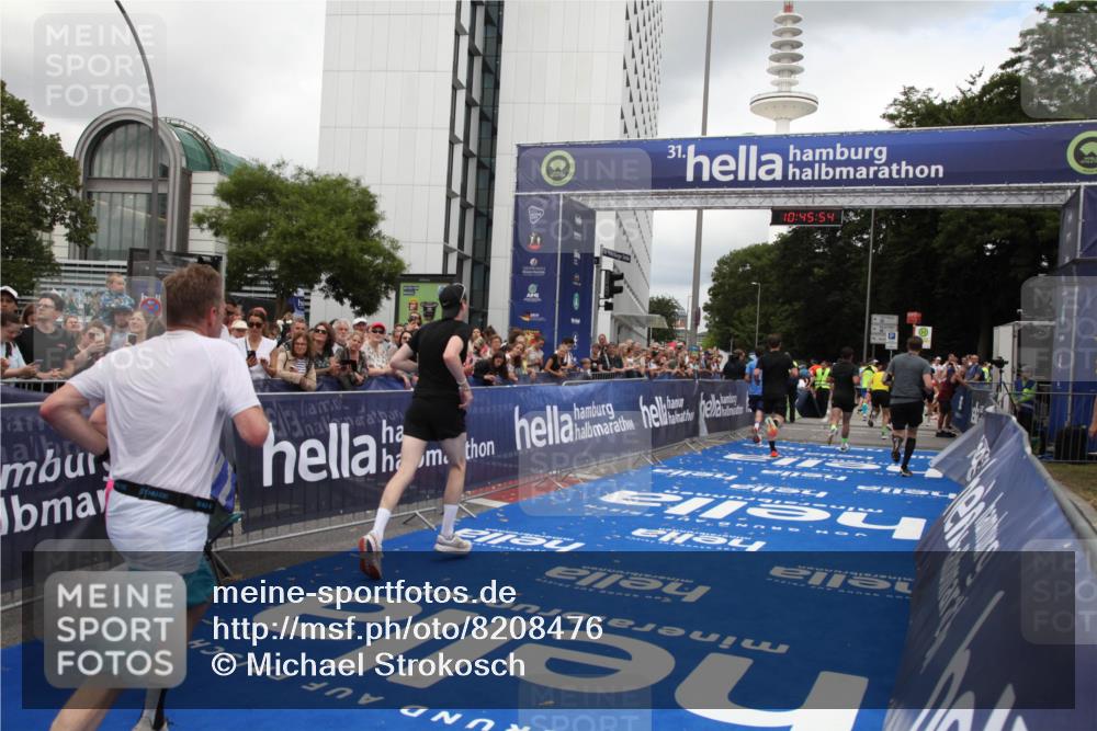 29.06.2025 - hella hamburg halbmarathon Michael Strokosch http://msf.ph/oto/8208476 29.06.2025 10:45:53 Ziel 3477, 4345, 4854, 5047, 6290, 7385, 10792, 11821, 13975, 14374, 16617, 16624, 17835 meine-sportfotos.de