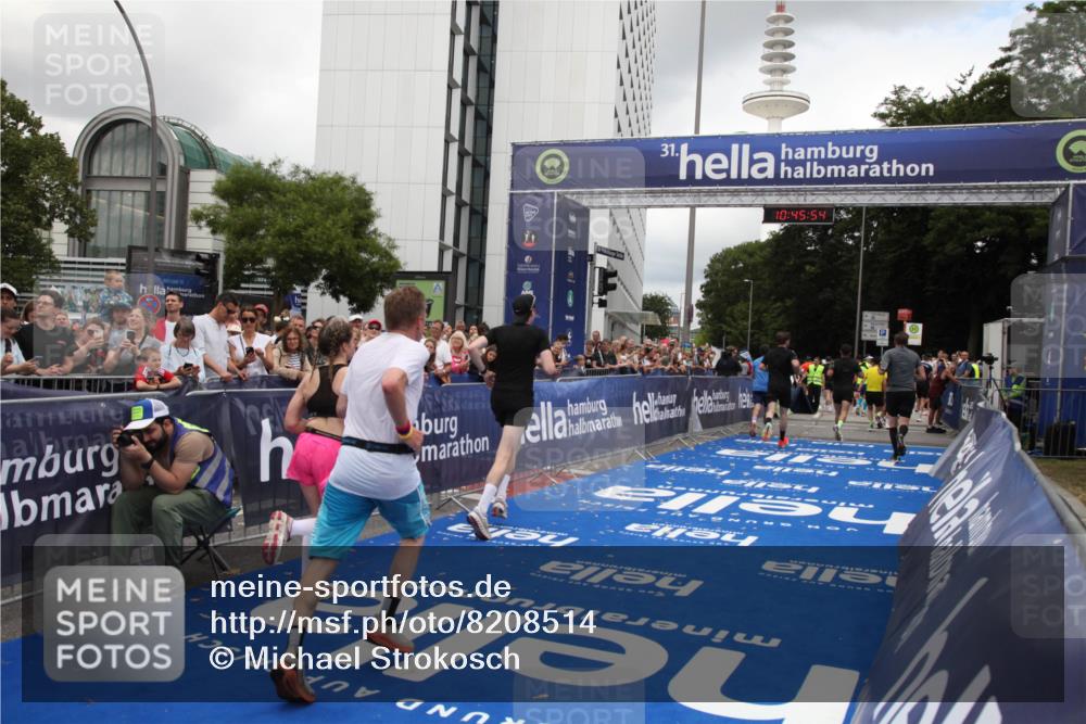 29.06.2025 - hella hamburg halbmarathon Michael Strokosch http://msf.ph/oto/8208514 29.06.2025 10:45:53 Ziel 3477, 4345, 4854, 5047, 6290, 7385, 10792, 11821, 13975, 14374, 16617, 16624, 17835 meine-sportfotos.de