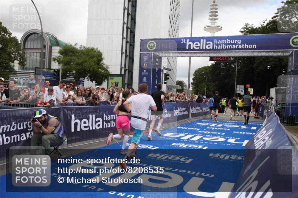 29.06.2025 - hella hamburg halbmarathon Michael Strokosch http://msf.ph/oto/8208535 29.06.2025 10:45:54 Ziel 3477, 4345, 4854, 6290, 7385, 10792, 11821, 13975, 14374, 14911, 16624, 17835, 18185 meine-sportfotos.de