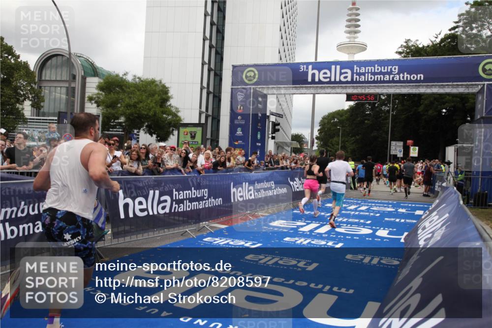 29.06.2025 - hella hamburg halbmarathon Michael Strokosch http://msf.ph/oto/8208597 29.06.2025 10:45:55 Ziel 3477, 4345, 4854, 6290, 6532, 7385, 10792, 11821, 13975, 14374, 14911, 15149, 16624, 17835, 18185 meine-sportfotos.de