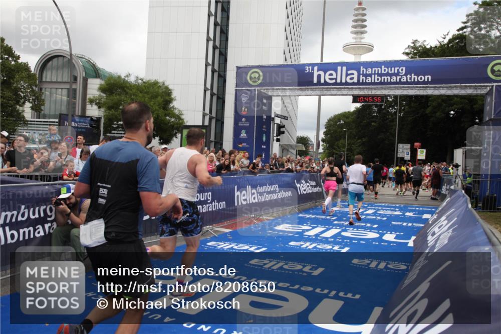 29.06.2025 - hella hamburg halbmarathon Michael Strokosch http://msf.ph/oto/8208650 29.06.2025 10:45:55 Ziel 3477, 4345, 4854, 6290, 6532, 7385, 10792, 11821, 13975, 14374, 14911, 15149, 16624, 17835, 18185 meine-sportfotos.de