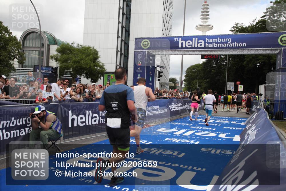 29.06.2025 - hella hamburg halbmarathon Michael Strokosch http://msf.ph/oto/8208669 29.06.2025 10:45:56 Ziel 3477, 4277, 4345, 6290, 6532, 7385, 10792, 11821, 14911, 15149, 16624, 18185, 19116 meine-sportfotos.de