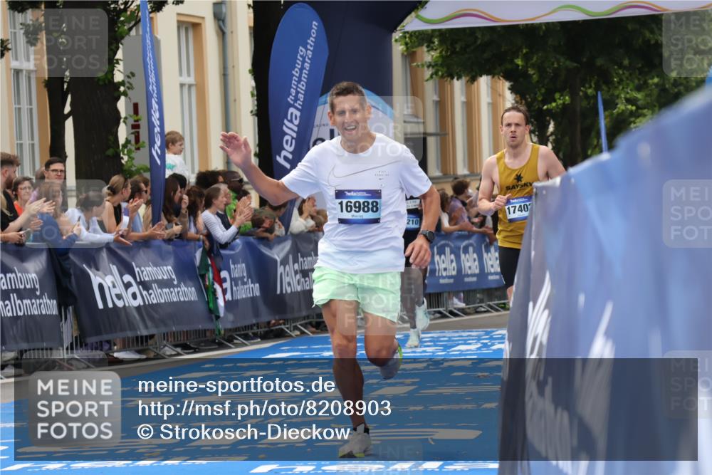 29.06.2025 - hella hamburg halbmarathon Strokosch-Dieckow http://msf.ph/oto/8208903 29.06.2025 10:20:48 Ziel 11210, 14360, 14766, 16988, 17402 meine-sportfotos.de
