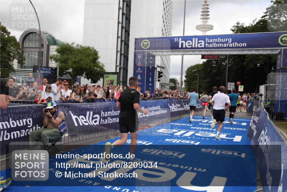 29.06.2025 - hella hamburg halbmarathon Michael Strokosch http://msf.ph/oto/8209034 29.06.2025 10:46:04 Ziel 2189, 4277, 5648, 6460, 6532, 8269, 8577, 8871, 11936, 12084, 12269, 14462, 14804, 15149, 17008, 18081, 19116 meine-sportfotos.de