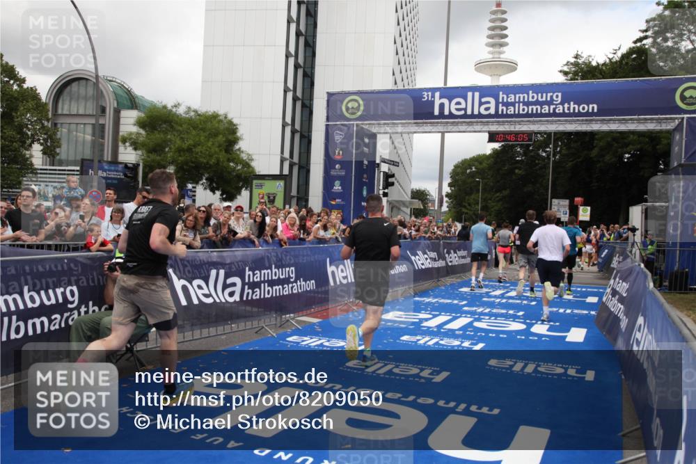 29.06.2025 - hella hamburg halbmarathon Michael Strokosch http://msf.ph/oto/8209050 29.06.2025 10:46:04 Ziel 2189, 4277, 5648, 6460, 6532, 8269, 8577, 8871, 11936, 12084, 12269, 14462, 14804, 15149, 17008, 18081, 19116 meine-sportfotos.de