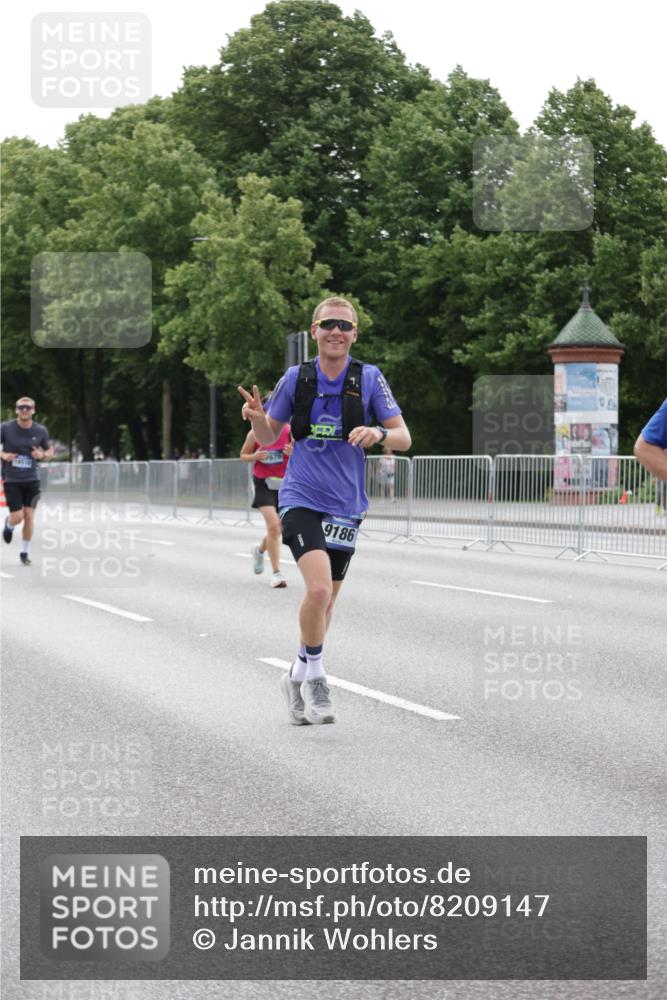 29.06.2025 - hella hamburg halbmarathon Jannik Wohlers http://msf.ph/oto/8209147 29.06.2025 10:26:15 Lombardsbrücke 2643, 4507, 4509, 4844, 6625, 6905, 8079, 9186, 11270, 11740, 12071, 12126, 13264, 14930, 15027, 15807, 15878, 16788, 17300, 17675, 18074, 18087, 18516 meine-sportfotos.de