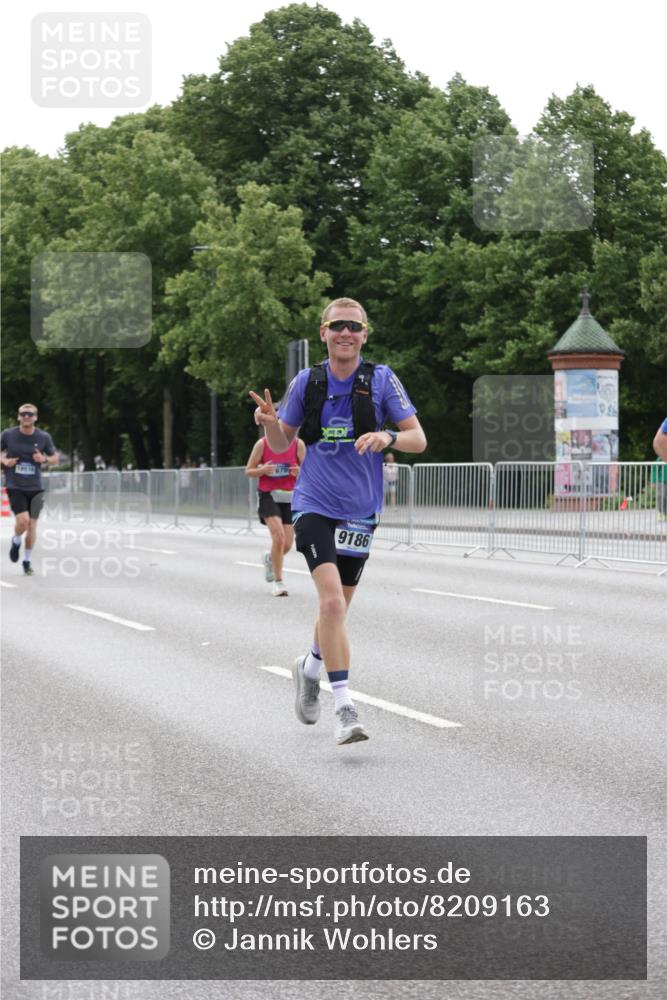 29.06.2025 - hella hamburg halbmarathon Jannik Wohlers http://msf.ph/oto/8209163 29.06.2025 10:26:15 Lombardsbrücke 2643, 4507, 4509, 4844, 6625, 6905, 8079, 9186, 11270, 11740, 12071, 12126, 13264, 14930, 15027, 15807, 15878, 16788, 17300, 17675, 18074, 18087, 18516 meine-sportfotos.de