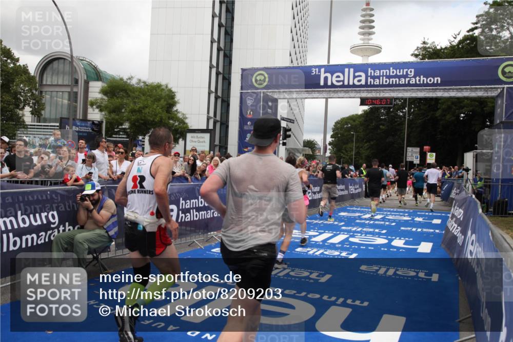 29.06.2025 - hella hamburg halbmarathon Michael Strokosch http://msf.ph/oto/8209203 29.06.2025 10:46:06 Ziel 2189, 5648, 6460, 8269, 8577, 8871, 9585, 11936, 12084, 12269, 13630, 14462, 14804, 17008, 18081 meine-sportfotos.de