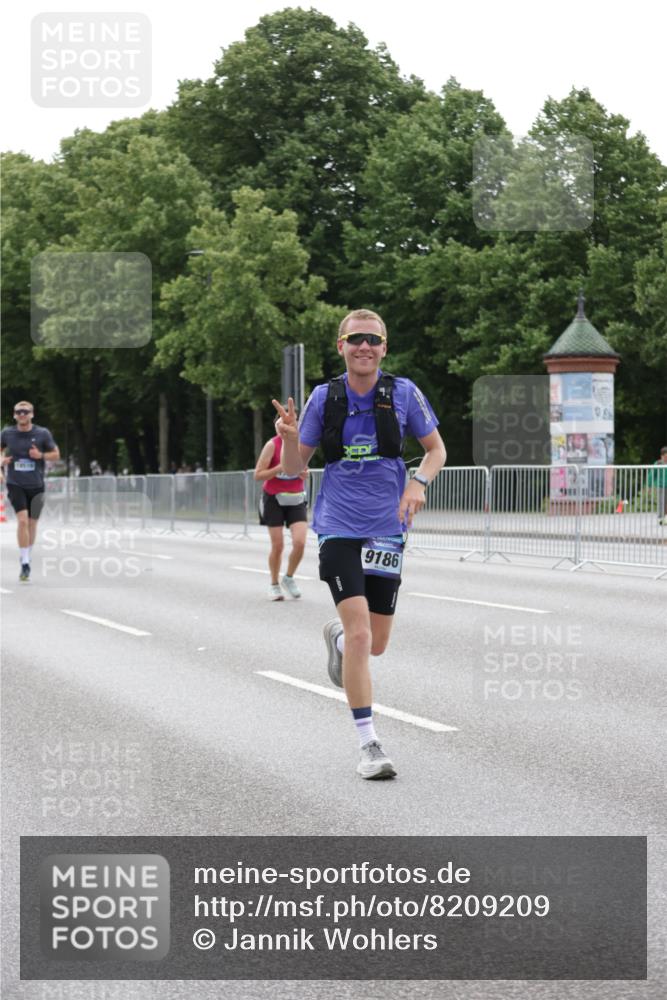 29.06.2025 - hella hamburg halbmarathon Jannik Wohlers http://msf.ph/oto/8209209 29.06.2025 10:26:15 Lombardsbrücke 2643, 4507, 4509, 4844, 6625, 6905, 8079, 9186, 11270, 11740, 12071, 12126, 13264, 14930, 15027, 15807, 15878, 16788, 17300, 17675, 18074, 18087, 18516 meine-sportfotos.de