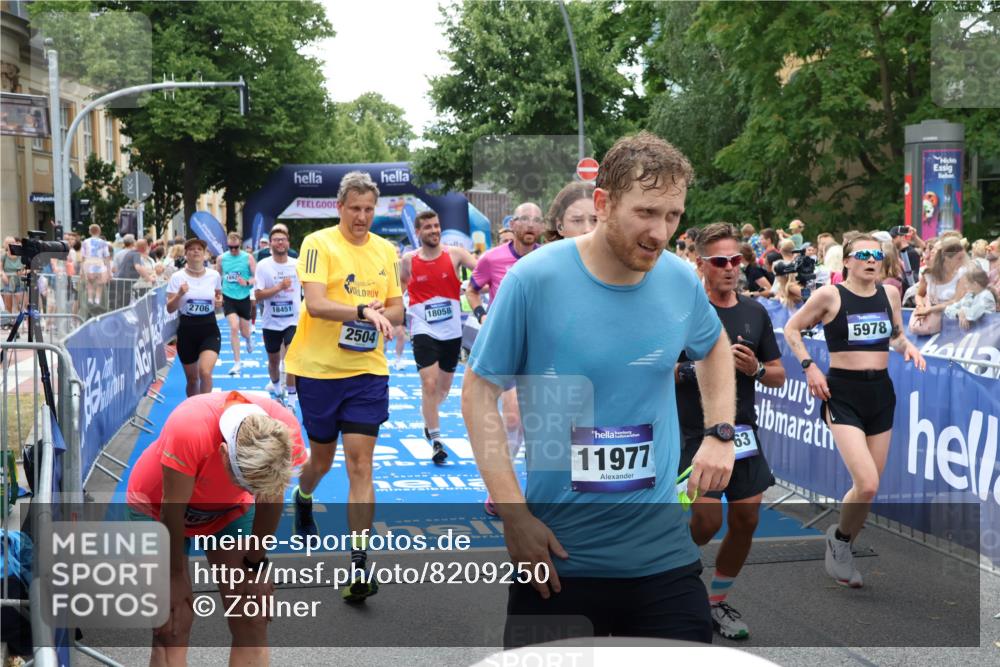 29.06.2025 - hella hamburg halbmarathon Zöllner http://msf.ph/oto/8209250 29.06.2025 10:49:47 Ziel 2504, 2706, 3060, 3543, 5894, 5978, 6115, 6125, 7332, 9463, 9551, 9619, 9723, 9924, 11975, 13159, 14794, 16843, 16877, 17282, 17753, 18058, 18451, 18926 meine-sportfotos.de
