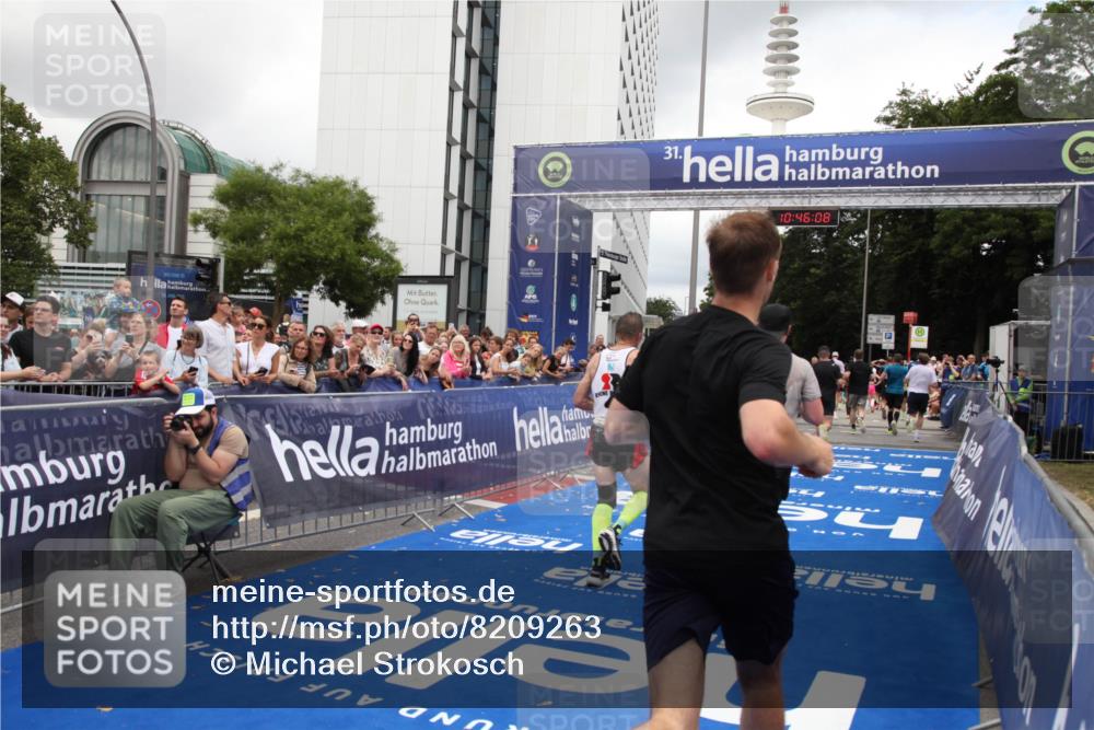 29.06.2025 - hella hamburg halbmarathon Michael Strokosch http://msf.ph/oto/8209263 29.06.2025 10:46:07 Ziel 2189, 5648, 6460, 8269, 9585, 11936, 12084, 12269, 13630, 14462, 14804, 17008, 18081, 18702 meine-sportfotos.de