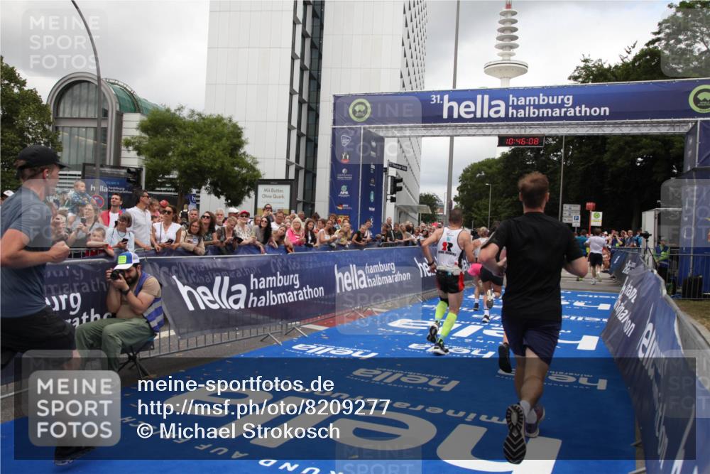 29.06.2025 - hella hamburg halbmarathon Michael Strokosch http://msf.ph/oto/8209277 29.06.2025 10:46:07 Ziel 2189, 5648, 6460, 8269, 9585, 11936, 12084, 12269, 13630, 14462, 14804, 17008, 18081, 18702 meine-sportfotos.de