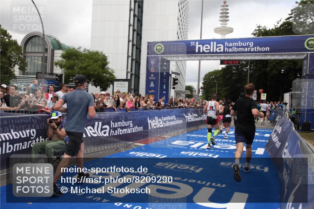 29.06.2025 - hella hamburg halbmarathon Michael Strokosch http://msf.ph/oto/8209290 29.06.2025 10:46:08 Ziel 2189, 5648, 6460, 7961, 8269, 9585, 11936, 12269, 13630, 14462, 14804, 18081, 18702 meine-sportfotos.de