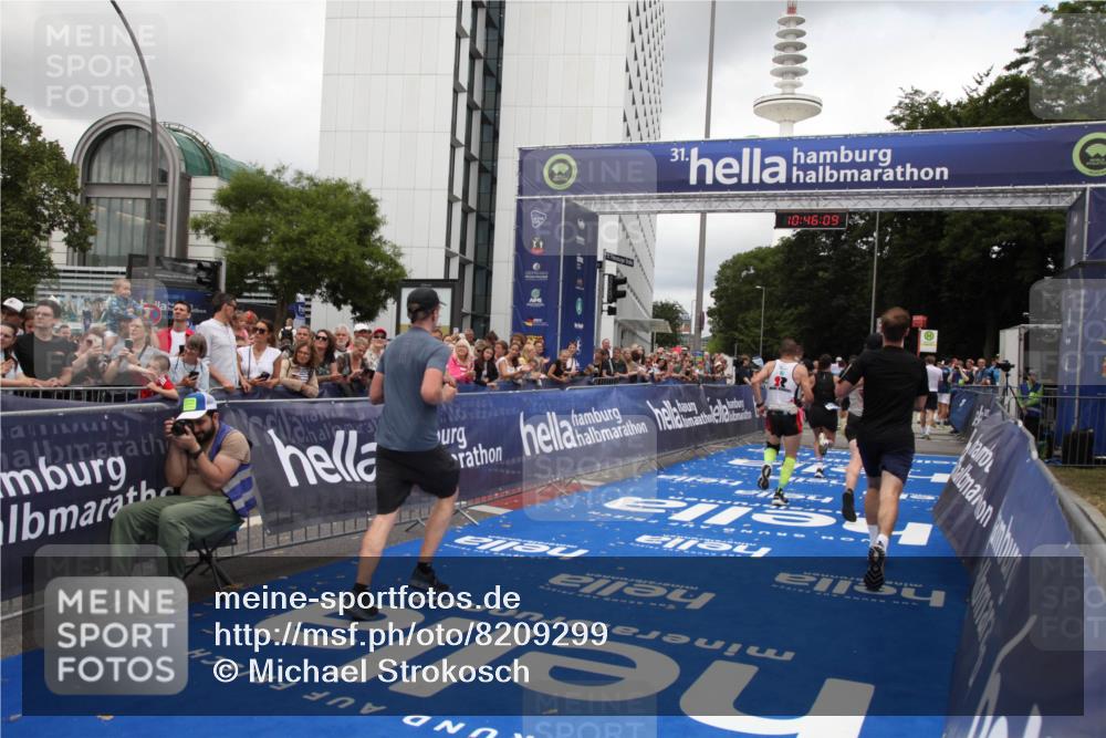 29.06.2025 - hella hamburg halbmarathon Michael Strokosch http://msf.ph/oto/8209299 29.06.2025 10:46:08 Ziel 2189, 5648, 6460, 7961, 8269, 9585, 11936, 12269, 13630, 14462, 14804, 18081, 18702 meine-sportfotos.de