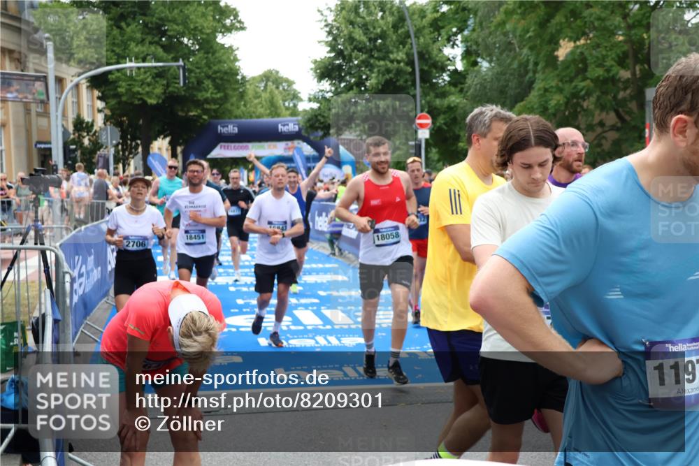 29.06.2025 - hella hamburg halbmarathon Zöllner http://msf.ph/oto/8209301 29.06.2025 10:49:48 Ziel 2706, 3060, 3543, 5894, 6115, 6125, 7332, 9551, 9619, 9723, 9924, 11975, 13159, 14794, 16843, 16877, 17282, 17753, 18058, 18451, 18926 meine-sportfotos.de