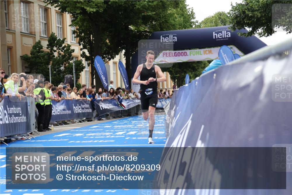 29.06.2025 - hella hamburg halbmarathon Strokosch-Dieckow http://msf.ph/oto/8209309 29.06.2025 10:21:01 Ziel 6530, 14717, 16120, 19075 meine-sportfotos.de