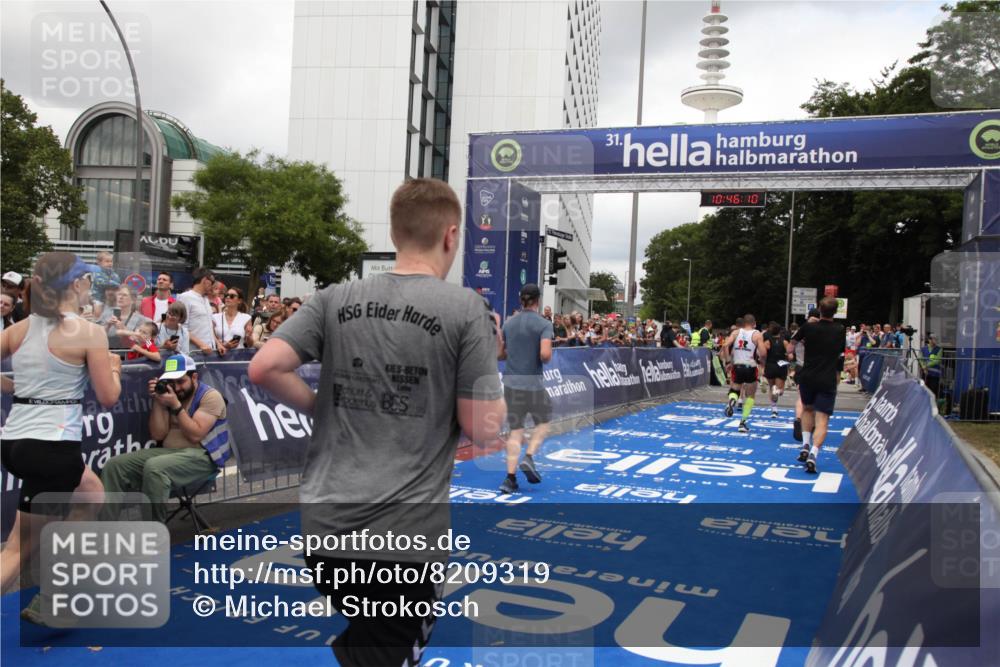 29.06.2025 - hella hamburg halbmarathon Michael Strokosch http://msf.ph/oto/8209319 29.06.2025 10:46:09 Ziel 2189, 2707, 5648, 6460, 7961, 8269, 9585, 11125, 11936, 12269, 13630, 14462, 14804, 16136, 16466, 16475, 18081, 18702 meine-sportfotos.de