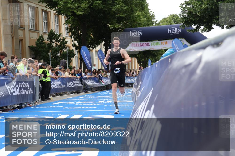 29.06.2025 - hella hamburg halbmarathon Strokosch-Dieckow http://msf.ph/oto/8209322 29.06.2025 10:21:01 Ziel 6530, 14717, 16120, 19075 meine-sportfotos.de