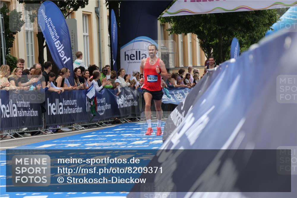 29.06.2025 - hella hamburg halbmarathon Strokosch-Dieckow http://msf.ph/oto/8209371 29.06.2025 10:21:04 Ziel 6530, 14717, 16120 meine-sportfotos.de