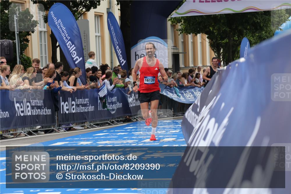 29.06.2025 - hella hamburg halbmarathon Strokosch-Dieckow http://msf.ph/oto/8209390 29.06.2025 10:21:05 Ziel 6530, 14717, 16120 meine-sportfotos.de