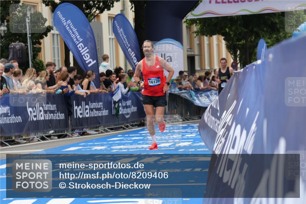 29.06.2025 - hella hamburg halbmarathon Strokosch-Dieckow http://msf.ph/oto/8209406 29.06.2025 10:21:05 Ziel 6530, 14717, 16120 meine-sportfotos.de