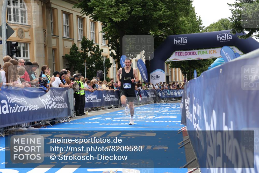 29.06.2025 - hella hamburg halbmarathon Strokosch-Dieckow http://msf.ph/oto/8209580 29.06.2025 10:21:10 Ziel 14717, 16120 meine-sportfotos.de