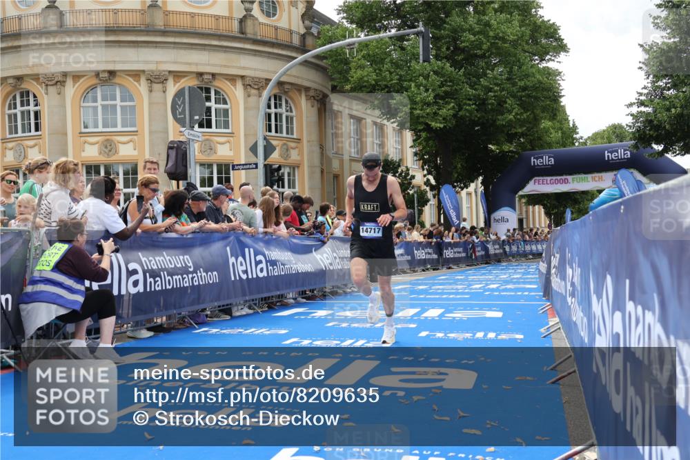 29.06.2025 - hella hamburg halbmarathon Strokosch-Dieckow http://msf.ph/oto/8209635 29.06.2025 10:21:11 Ziel 14717, 16120 meine-sportfotos.de