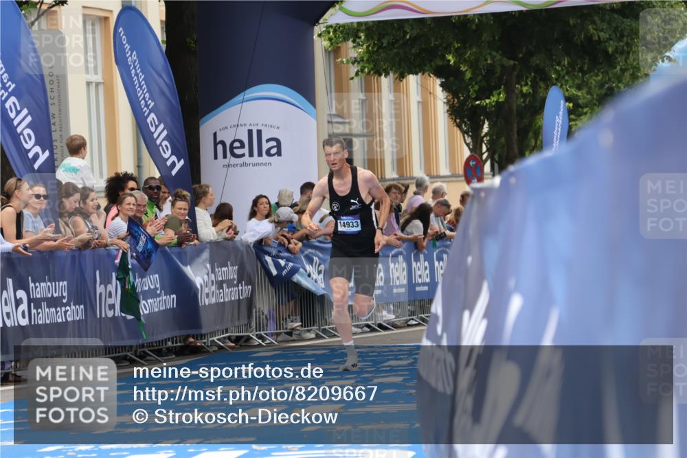 29.06.2025 - hella hamburg halbmarathon Strokosch-Dieckow http://msf.ph/oto/8209667 29.06.2025 10:21:16 Ziel 14933 meine-sportfotos.de