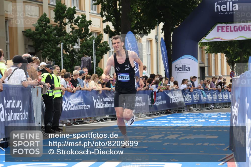 29.06.2025 - hella hamburg halbmarathon Strokosch-Dieckow http://msf.ph/oto/8209699 29.06.2025 10:21:20 Ziel 14933 meine-sportfotos.de