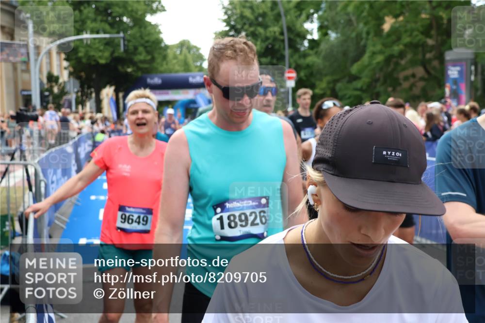 29.06.2025 - hella hamburg halbmarathon Zöllner http://msf.ph/oto/8209705 29.06.2025 10:49:53 Ziel 4017, 5460, 6125, 8455, 9126, 9200, 9551, 9597, 9723, 9924, 11975, 13159, 13463, 14794, 16800, 17753, 19109, 19122 meine-sportfotos.de
