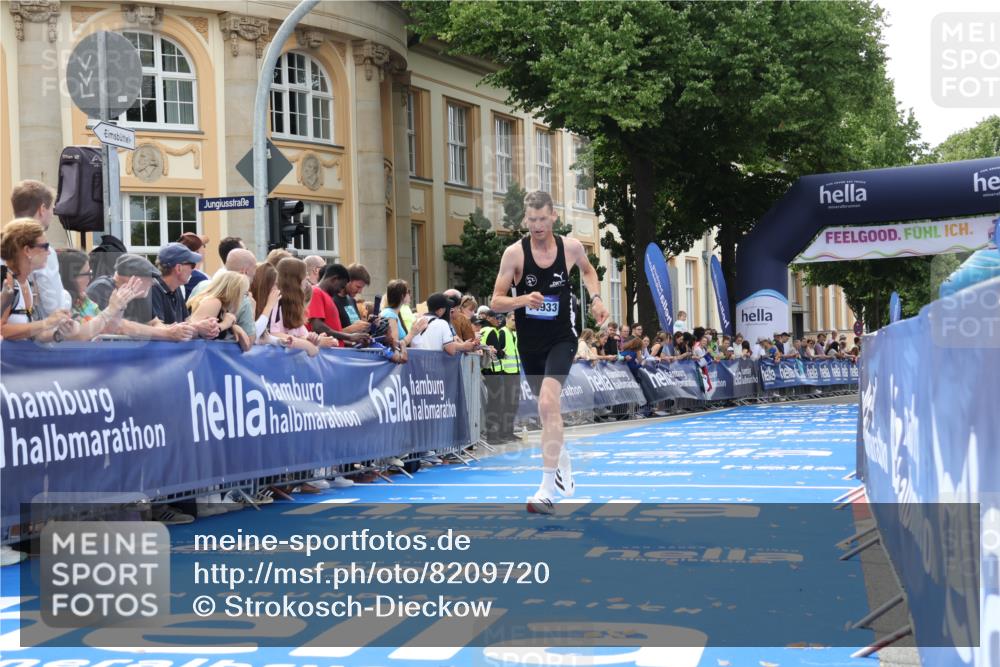 29.06.2025 - hella hamburg halbmarathon Strokosch-Dieckow http://msf.ph/oto/8209720 29.06.2025 10:21:21 Ziel 14933 meine-sportfotos.de