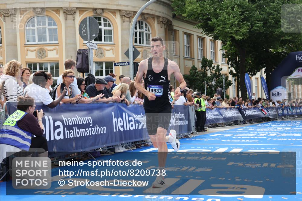 29.06.2025 - hella hamburg halbmarathon Strokosch-Dieckow http://msf.ph/oto/8209738 29.06.2025 10:21:22 Ziel 14933 meine-sportfotos.de
