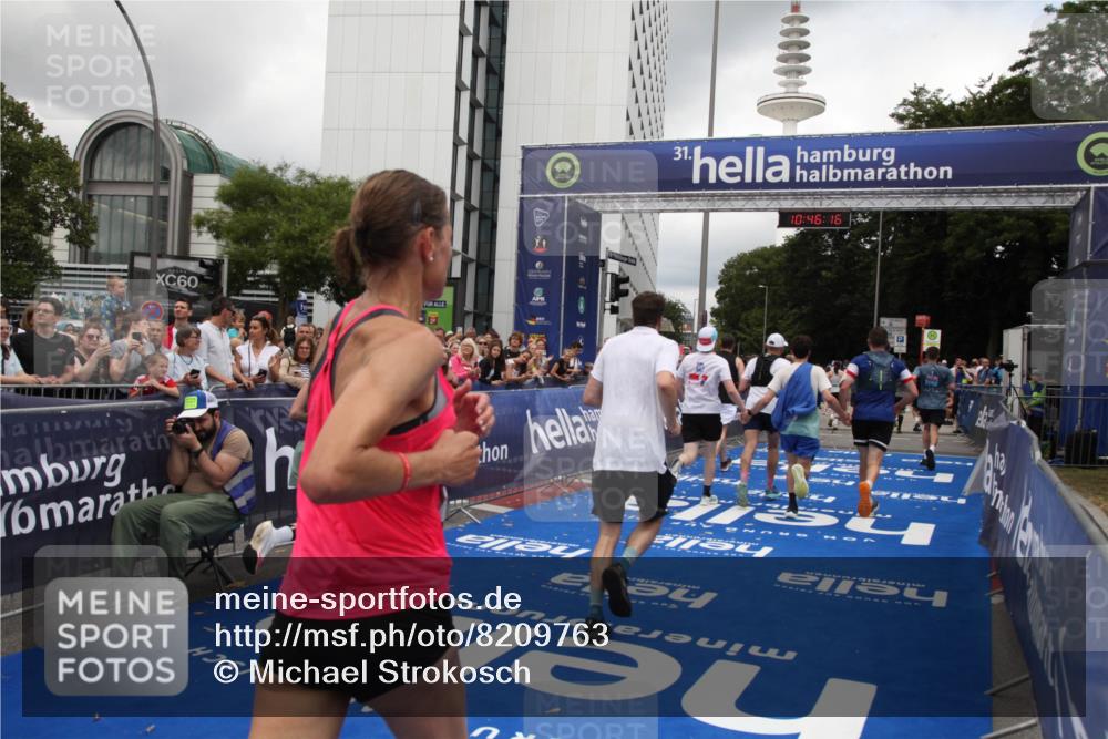 29.06.2025 - hella hamburg halbmarathon Michael Strokosch http://msf.ph/oto/8209763 29.06.2025 10:46:15 Ziel 1569, 1759, 2048, 2590, 2707, 3087, 4949, 6388, 7450, 7961, 10796, 11094, 11125, 16136, 16466, 16475, 17190, 18702, 18797 meine-sportfotos.de