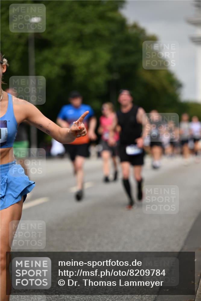29.06.2025 - hella hamburg halbmarathon Dr. Thomas Lammeyer http://msf.ph/oto/8209784 29.06.2025 10:12:27 Kennedybrücke 1527, 2190, 2309, 4864, 5100, 5347, 6100, 6590, 6918, 7453, 9071, 9616, 9966 meine-sportfotos.de