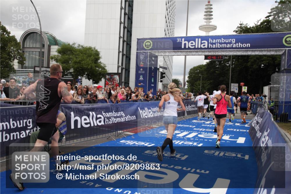 29.06.2025 - hella hamburg halbmarathon Michael Strokosch http://msf.ph/oto/8209863 29.06.2025 10:46:16 Ziel 1569, 1759, 2048, 2590, 2707, 3056, 3087, 4949, 6388, 7450, 7961, 9497, 10796, 11094, 11125, 16136, 16466, 16475, 17190, 18702, 18797 meine-sportfotos.de