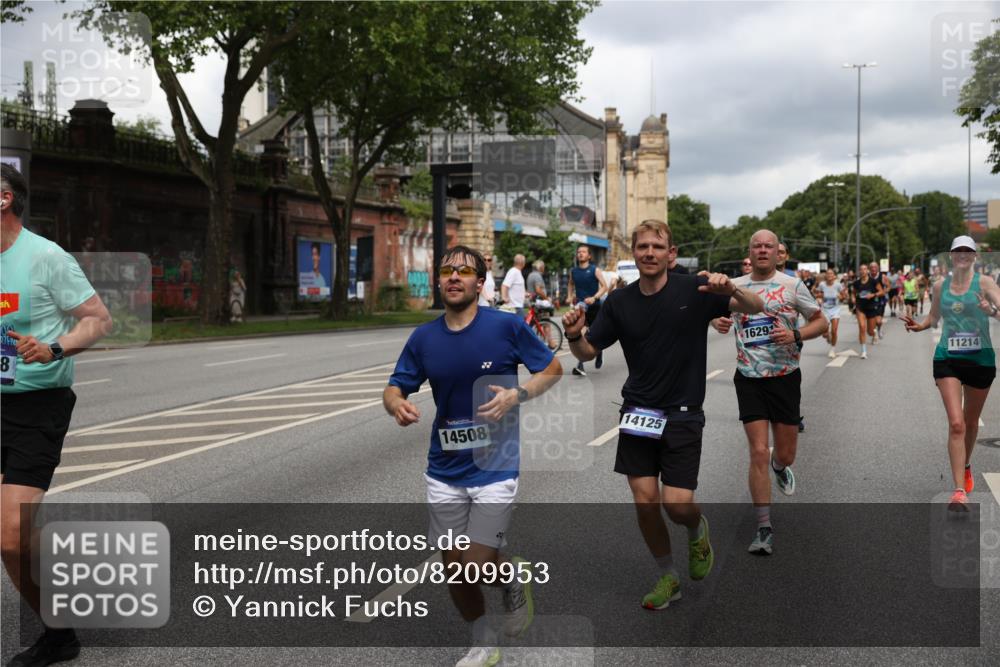 29.06.2025 - hella hamburg halbmarathon Yannick Fuchs http://msf.ph/oto/8209953 29.06.2025 10:45:08 20KM 1366, 1461, 2411, 2540, 2880, 4077, 4816, 5018, 5336, 5600, 7134, 7369, 7943, 8117, 8205, 8261, 8508, 8819, 8989, 10057, 10215, 10508, 10603, 11214, 11422, 11512, 11733, 12016, 12778, 12949, 13073, 13808, 14125, 15480, 15720, 15871, 16285, 16291, 16907, 17129, 17823, 18006, 18182, 18413, 18489, 19007 meine-sportfotos.de