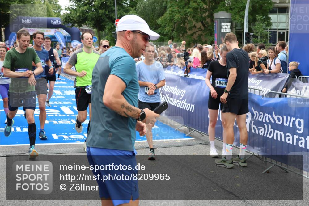 29.06.2025 - hella hamburg halbmarathon Zöllner http://msf.ph/oto/8209965 29.06.2025 10:50:03 Ziel 1216, 1321, 2020, 2540, 3692, 3852, 7100, 7657, 8454, 9213, 9491, 12271, 12527, 12733, 13225, 13758, 16403, 16716, 16732, 16887, 18884, 19112 meine-sportfotos.de