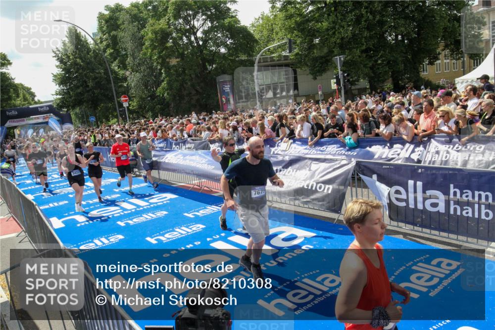 29.06.2025 - hella hamburg halbmarathon Michael Strokosch http://msf.ph/oto/8210308 29.06.2025 11:39:07 Ziel 3422, 3636, 4719, 6698, 7085, 7086, 7675, 8918, 9229, 11565, 11653, 12191, 13786, 14251, 14282, 17965, 18194, 18198, 18488 meine-sportfotos.de