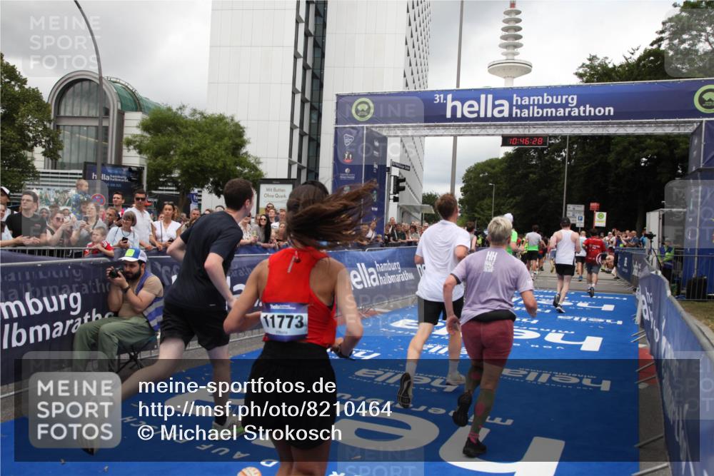 29.06.2025 - hella hamburg halbmarathon Michael Strokosch http://msf.ph/oto/8210464 29.06.2025 10:46:26 Ziel 1600, 2222, 2842, 6421, 6691, 7335, 8142, 11185, 11773, 12171, 12651, 13698, 14045, 14200, 14228, 14262, 14482, 15157, 16127, 18118, 18211, 18637, 19209 meine-sportfotos.de