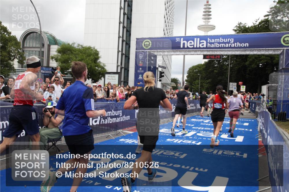 29.06.2025 - hella hamburg halbmarathon Michael Strokosch http://msf.ph/oto/8210526 29.06.2025 10:46:28 Ziel 1600, 2222, 2842, 4237, 6421, 6691, 6978, 7335, 8142, 8981, 9786, 11185, 11773, 12171, 12651, 12891, 13698, 14045, 14200, 14228, 14262, 14482, 15157, 16127, 18118, 18211, 18637, 19209 meine-sportfotos.de