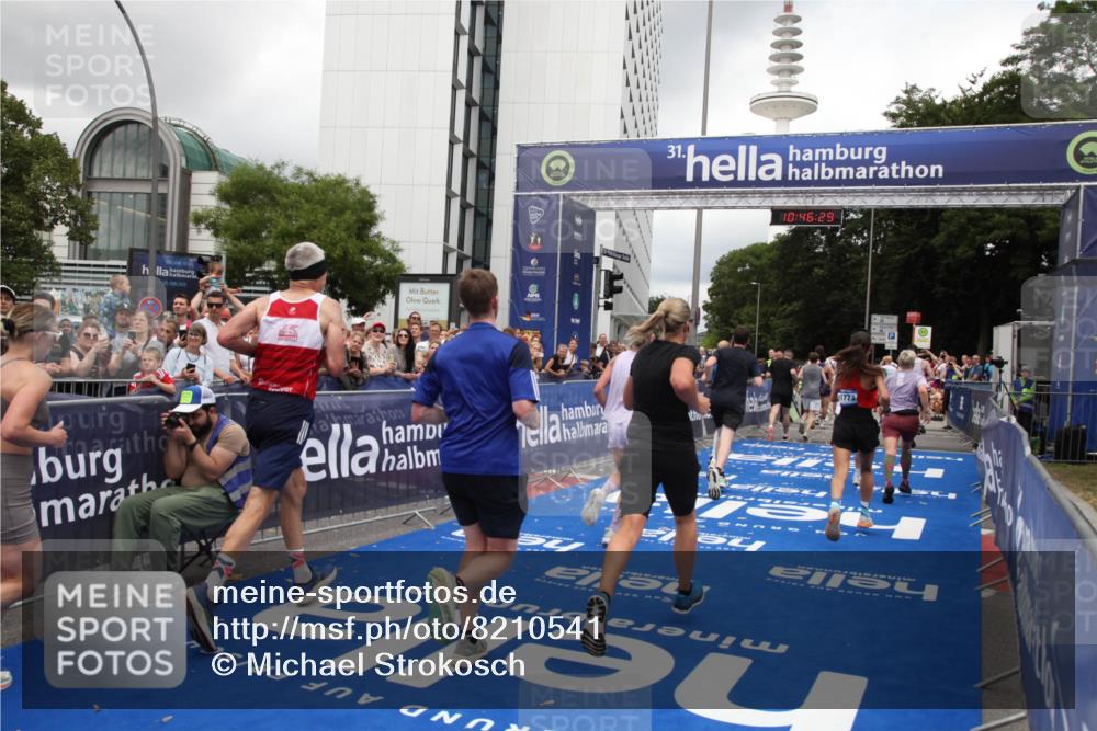 29.06.2025 - hella hamburg halbmarathon Michael Strokosch http://msf.ph/oto/8210541 29.06.2025 10:46:28 Ziel 1600, 2222, 2842, 4237, 6421, 6691, 6978, 7335, 8142, 8981, 9786, 11185, 11773, 12171, 12651, 12891, 13698, 14045, 14200, 14228, 14262, 14482, 15157, 16127, 18118, 18211, 18637, 19209 meine-sportfotos.de