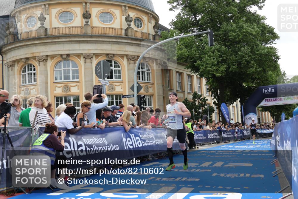 29.06.2025 - hella hamburg halbmarathon Strokosch-Dieckow http://msf.ph/oto/8210602 29.06.2025 10:22:11 Ziel 10650, 18693 meine-sportfotos.de