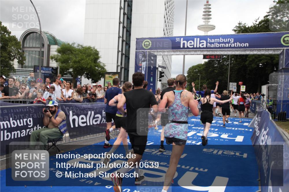 29.06.2025 - hella hamburg halbmarathon Michael Strokosch http://msf.ph/oto/8210639 29.06.2025 10:46:30 Ziel 1600, 2222, 2842, 4237, 4497, 6421, 6978, 7335, 8142, 8981, 9386, 9786, 11185, 11773, 12171, 12651, 12891, 13698, 14045, 14228, 14482, 15157, 16127, 18211, 18637, 19209 meine-sportfotos.de