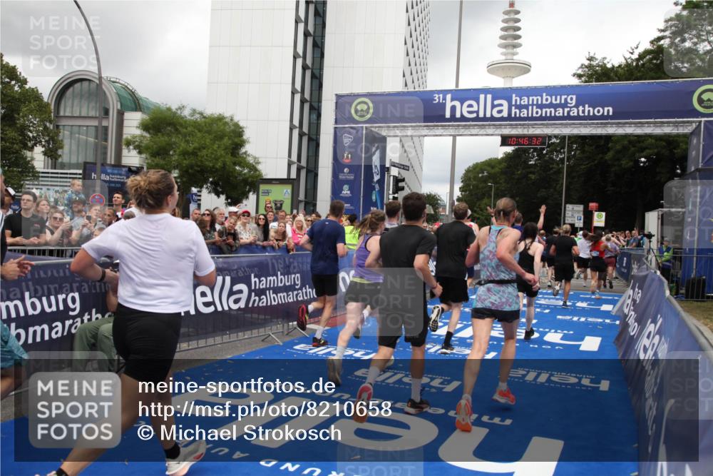 29.06.2025 - hella hamburg halbmarathon Michael Strokosch http://msf.ph/oto/8210658 29.06.2025 10:46:30 Ziel 1600, 2222, 2842, 4237, 4497, 6421, 6978, 7335, 8142, 8981, 9386, 9786, 11185, 11773, 12171, 12651, 12891, 13698, 14045, 14228, 14482, 15157, 16127, 18211, 18637, 19209 meine-sportfotos.de