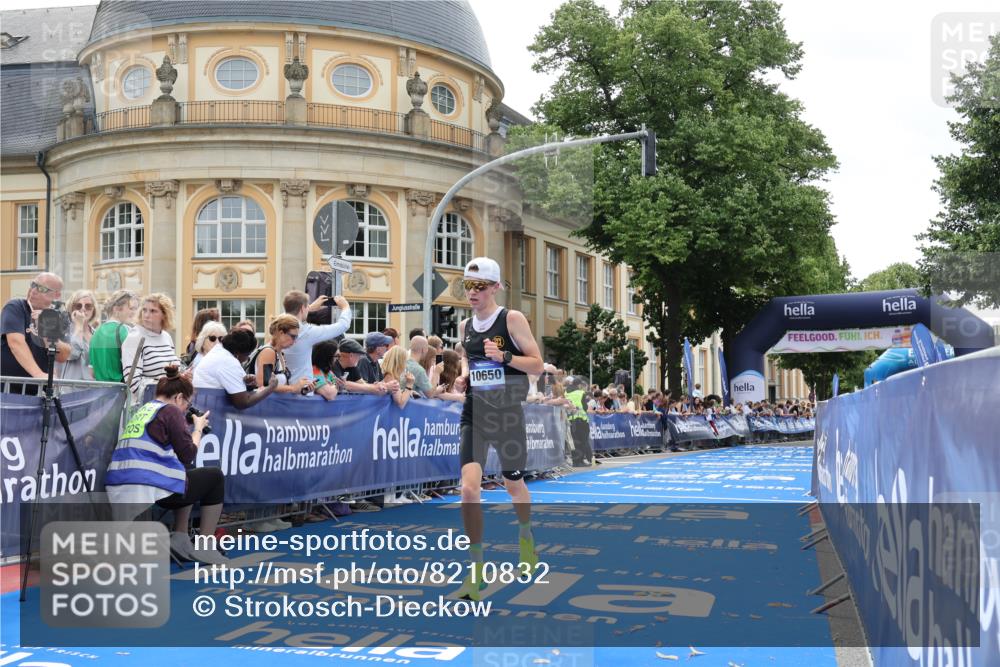 29.06.2025 - hella hamburg halbmarathon Strokosch-Dieckow http://msf.ph/oto/8210832 29.06.2025 10:22:16 Ziel 4571, 9475, 10650 meine-sportfotos.de