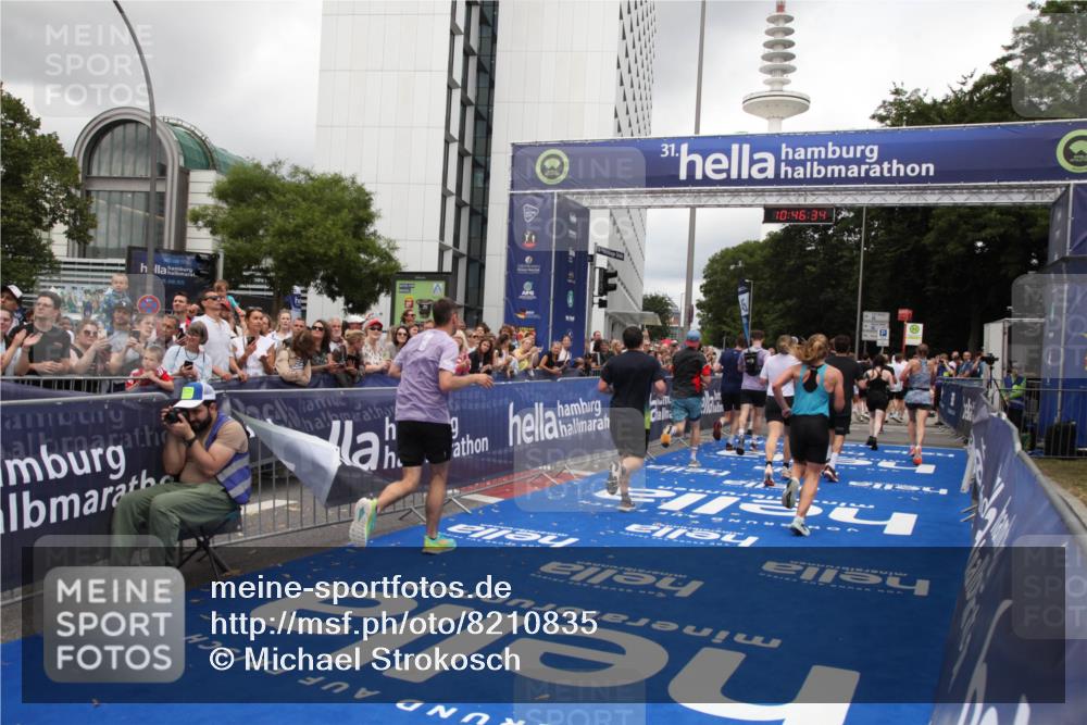 29.06.2025 - hella hamburg halbmarathon Michael Strokosch http://msf.ph/oto/8210835 29.06.2025 10:46:33 Ziel 2222, 2842, 4237, 4497, 5459, 6421, 6978, 7335, 8482, 8981, 9232, 9386, 9529, 9786, 11185, 11773, 12891, 14045, 14228, 14482, 15157, 17281, 17461, 18637, 18882, 19209 meine-sportfotos.de