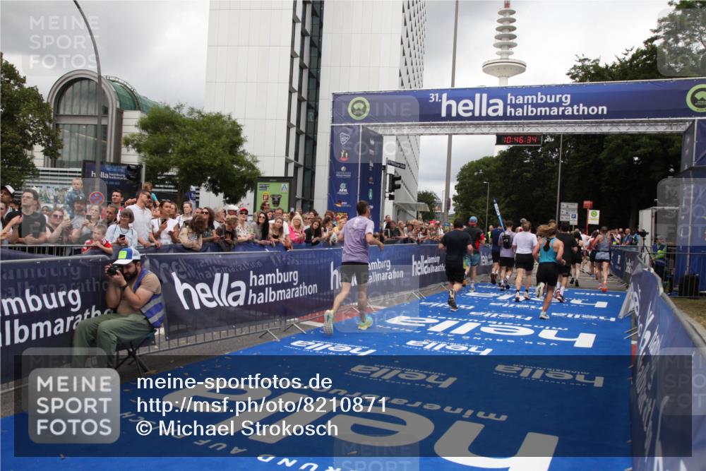 29.06.2025 - hella hamburg halbmarathon Michael Strokosch http://msf.ph/oto/8210871 29.06.2025 10:46:33 Ziel 2222, 2842, 4237, 4497, 5459, 6421, 6978, 7335, 8482, 8981, 9232, 9386, 9529, 9786, 11185, 11773, 12891, 14045, 14228, 14482, 15157, 17281, 17461, 18637, 18882, 19209 meine-sportfotos.de